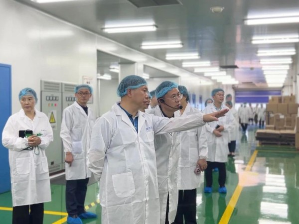 【动态九游会·J9】国家市场监管总局特殊食品安全监管司司长周石平一行来到无锡九游会·J9药业走访调研